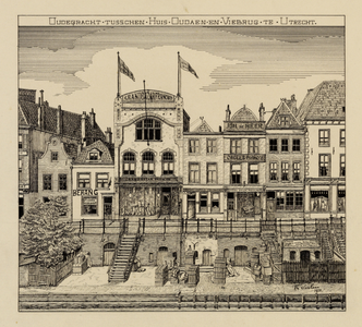 30372 Gezicht op de voorgevels van de huizen en de werf aan de westzijde van de Oudegracht Weerdzijde te Utrecht tussen ...